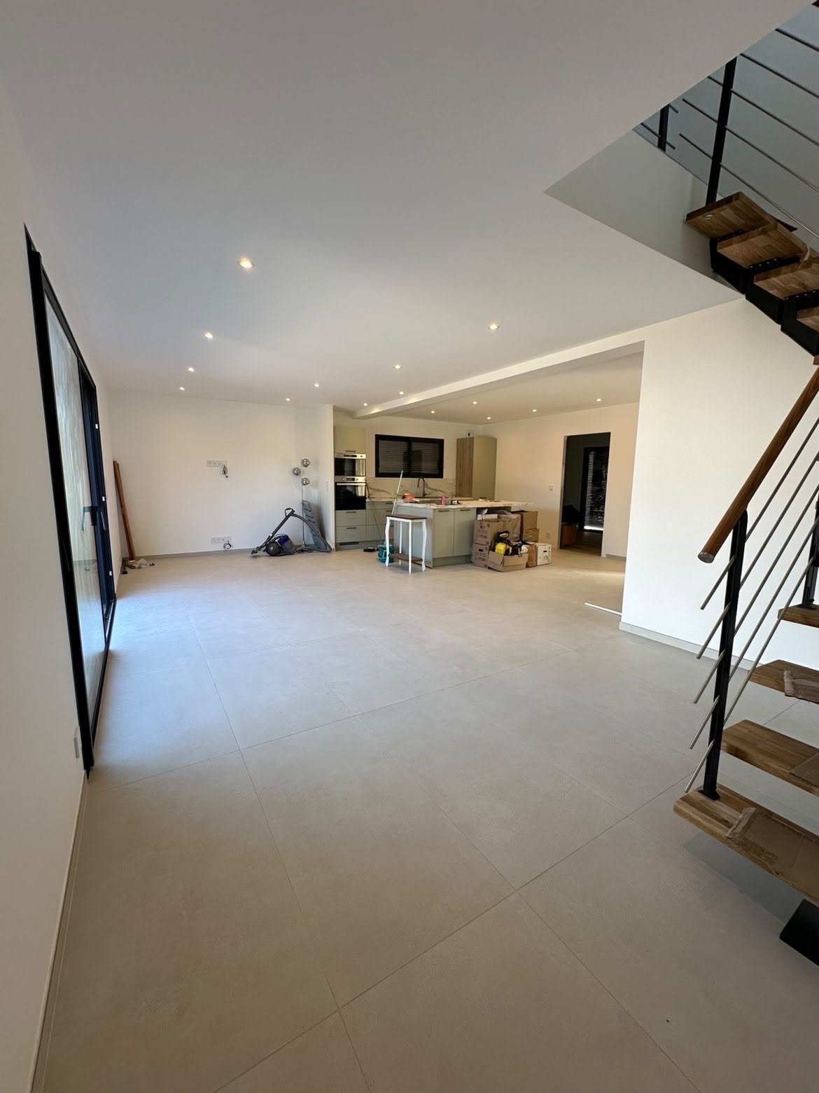 Grand espace de vie carrelé par PPC