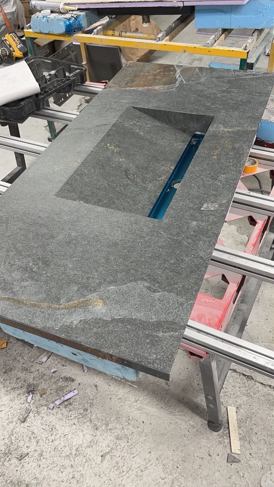Découpe de carrelage sur mesure pour un plan vasque